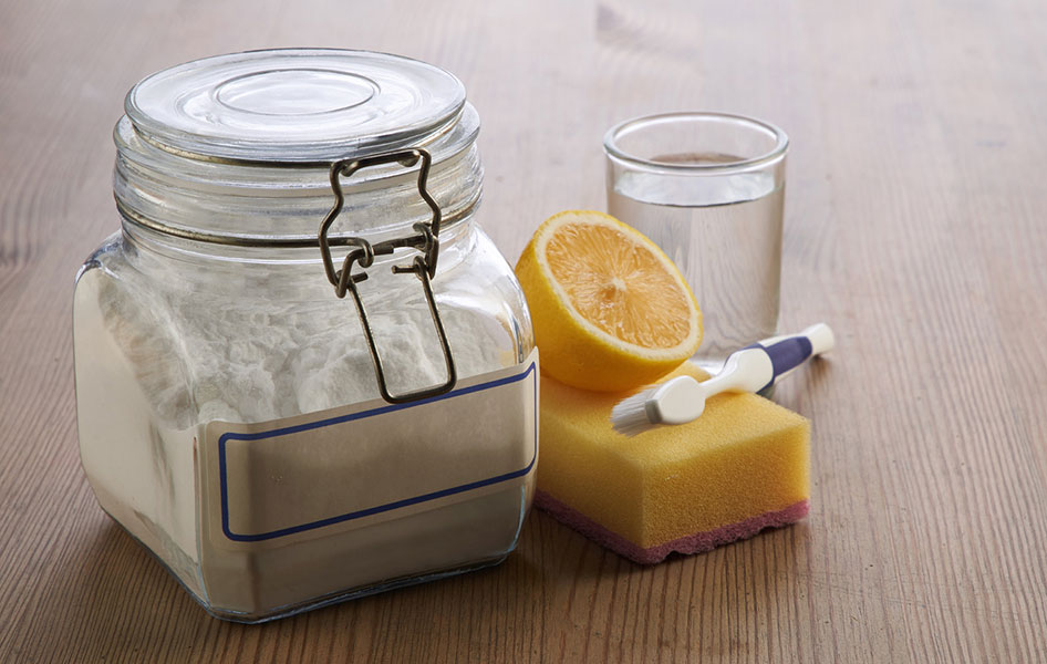 bicarbonato de sódio, limão e água para limpeza